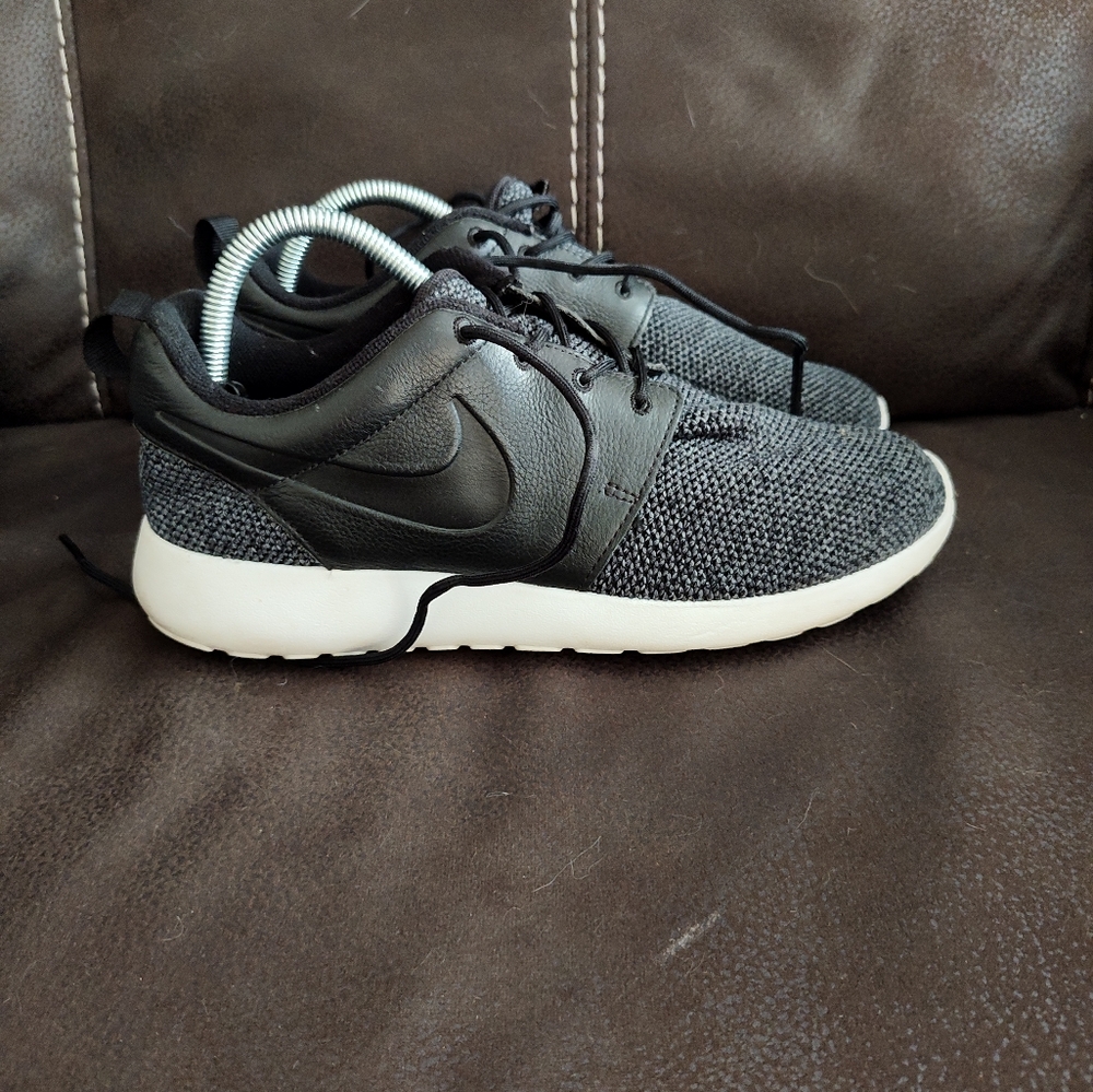 2017 Nike Rouche Woman's Size 8.5 Grey/Black Knit Sneakers in Great Condition
